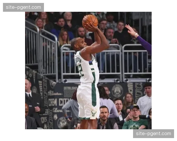 黄蜂全民皆兵战术展现 六人得分上双通过冲击内线获得罚球优势