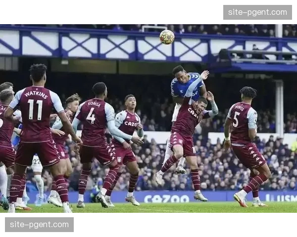 伯恩茅斯边路传中战术突出,锋线高点轮换应对不同防守体系 伯恩茅斯边路传中战术突出,锋线高点轮换应对不同防守体系